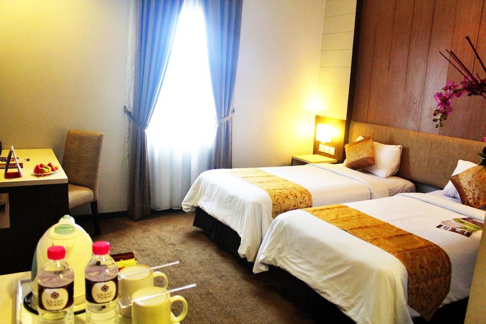 Tjokro Hotel Klaten Экстерьер фото